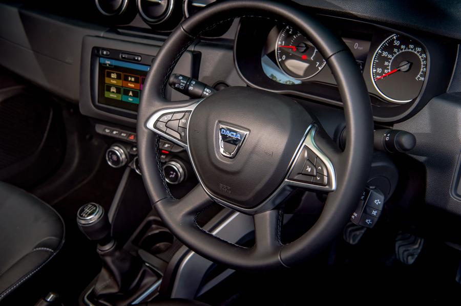 Панель приборов Dacia Duster Prestige 4WD 2018 года  (UK) (фото 38 из 40)